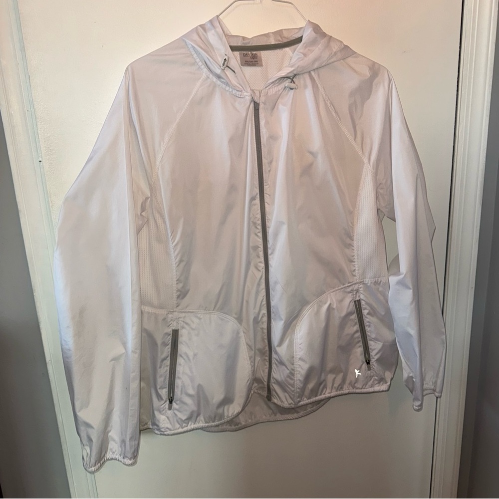 Light White Windbreak Jacket with Zip Pockets